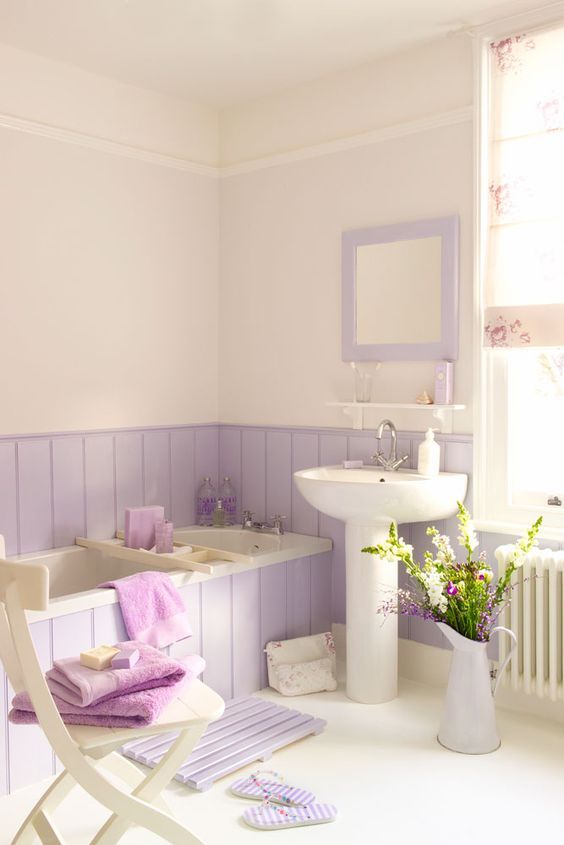 create a vintage girlish bathroom with lilac wood that covers the walls and the bathtub, too
