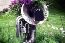 25 if you are all about music, use an old musaical instrument and some blooms to display your mailbox in a chic way