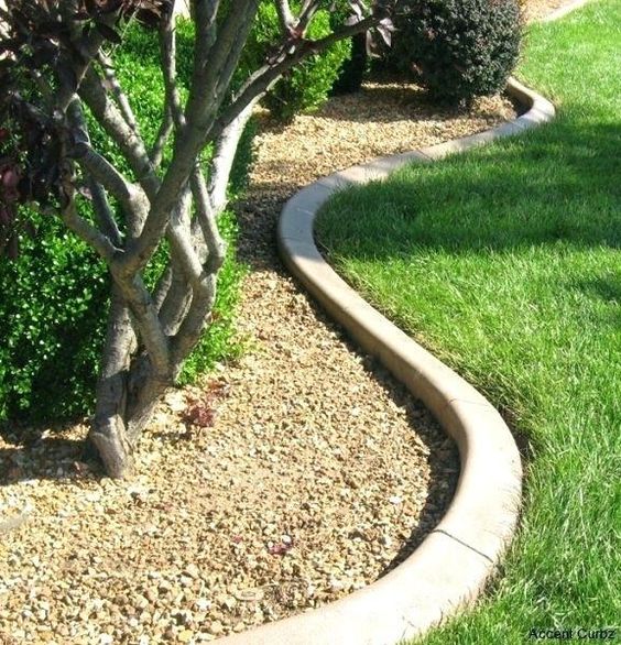 curved concrete garden bed edging is a chic minimalist idea that will match any plants