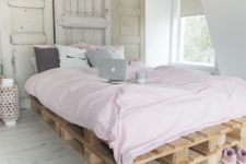 12 soften the industrial look of your pallet bed with some pastel bedding like here