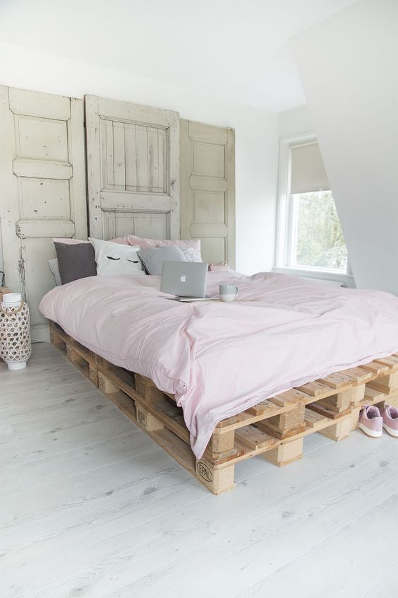 soften the industrial look of your pallet bed with some pastel bedding like here