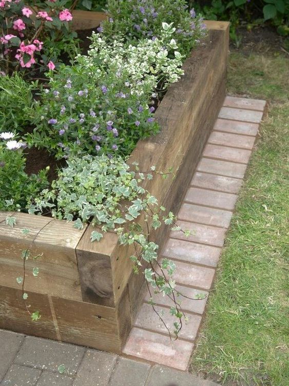 a wooden garden bed is a natural and very relaxed idea, which has only one disadvantage, it's not durable