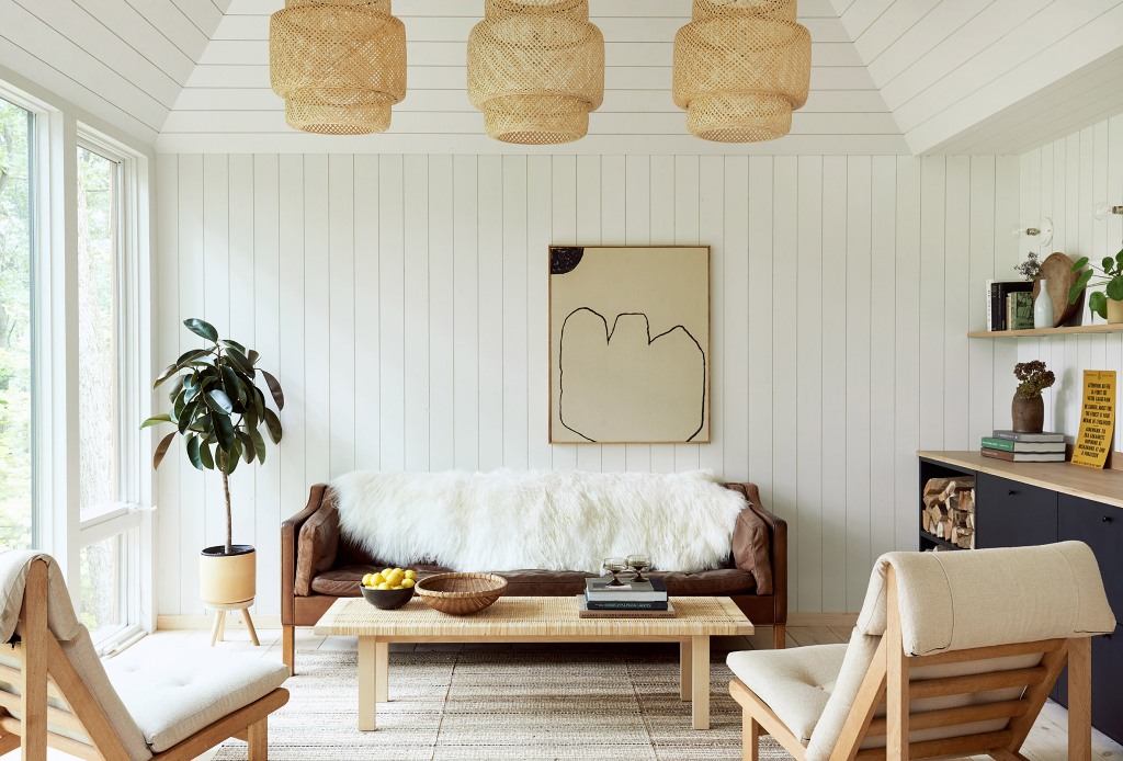 The space is done with wooden planks and a simple color scheme - navy, white, light-colored wood and wicker touches