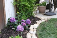 04 a river rock border brings a natural feel to the garden – the rocks show off different sizes and shapes