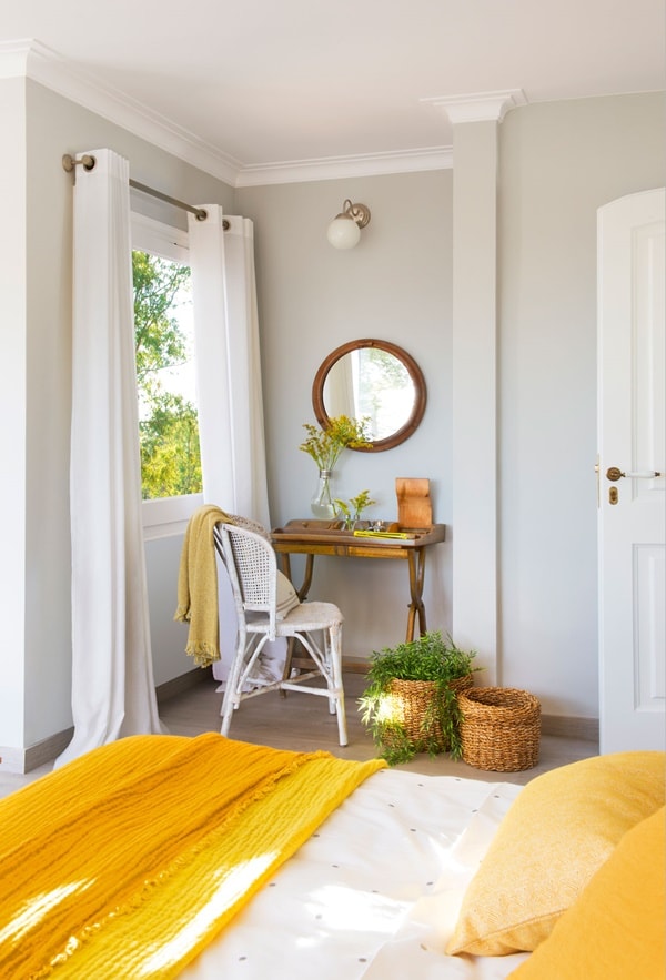 a super bright bedroom withdove grey as the main shade, creamy as the secondary tone and bright yellow for accents