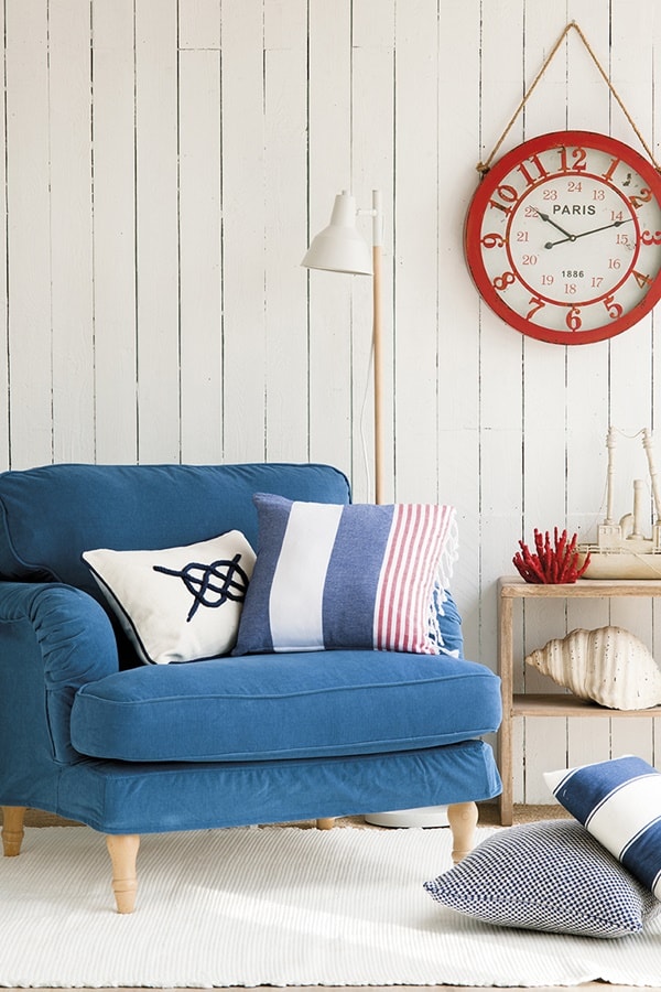 a nautical nook with cremay as the main color, blue as the secondary and red for highlighting the space