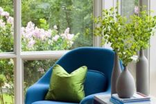 24 tie up your nook with greenery outside – place some greenery in a vase and add a green pillow to match
