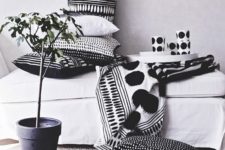 25 monochromatic pillows will cozy up a Nordic space in an elegant way and keep the style up