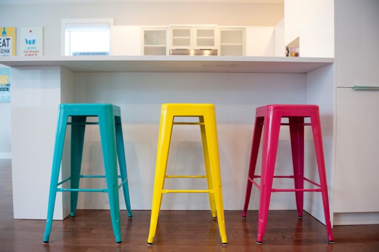 modern colorful stools in multiple shades add brightness and a fun touch to the kitchen instantly