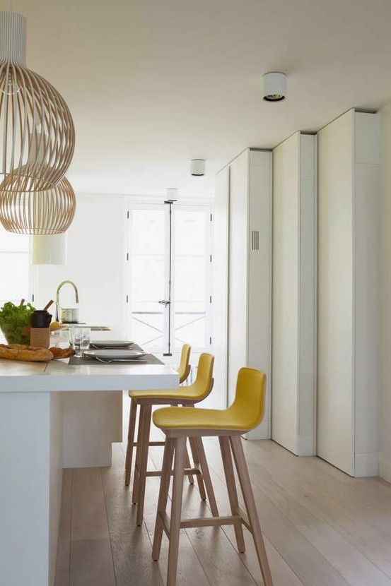bright yellow stools bring a sunshine feeling to the kitchen and make your mood much better