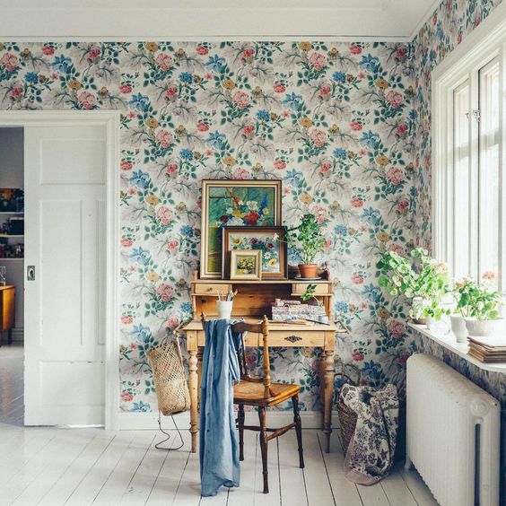 beautiful vintage-inspired summer-like wallpaper in blue and coral shades looks gorgeous