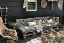 a diy outdoor pallet daybed
