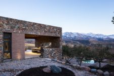 01 This contemporary mountain house is a seasonal home, the architecture of which is influenced by the local architecture