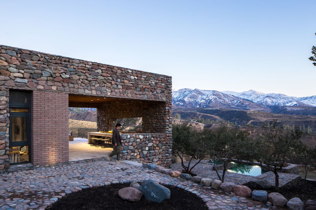 This contemporary mountain house is a seasonal home, the architecture of which is influenced by the local architecture