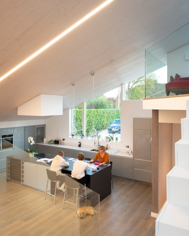 The kitchen is glazed, with built-in lights and sleek cabinets, the surfaces are rather sleek and chic