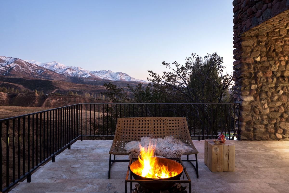 There are ample terraces with gorgeous mountain views, contemporary furniture and a fire bowl