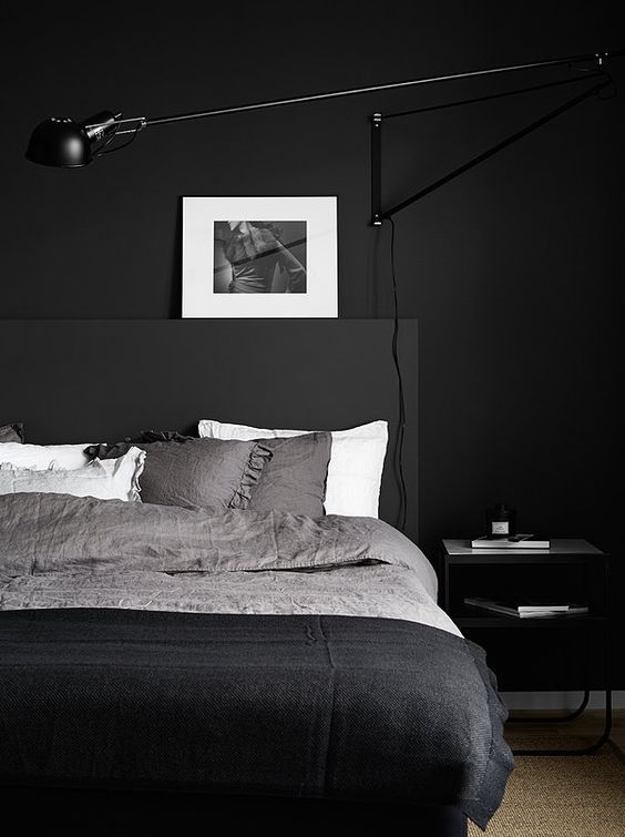 a contemporary meets Scandinavian bedroom with all blakc everything and some white touches to refresh the space