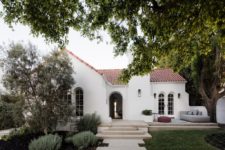 01 This gorgeous and traditional Spanish colonial house was renovated on the inside to match the tastes of the owners