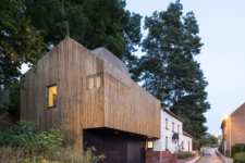 01 This modern extension was built for a 19th century home in Waterloo, Belgium, and features both galleries and a livign spaces