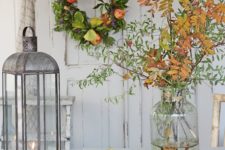 18 a fall leaf  arrangement, fresh apples, a greenery and apple wreath – all of these decorations are natural