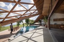 02 The indoor spaces are opened to outdoors with sliding doors and a sculptural geometric roof creates a seamless transition between them