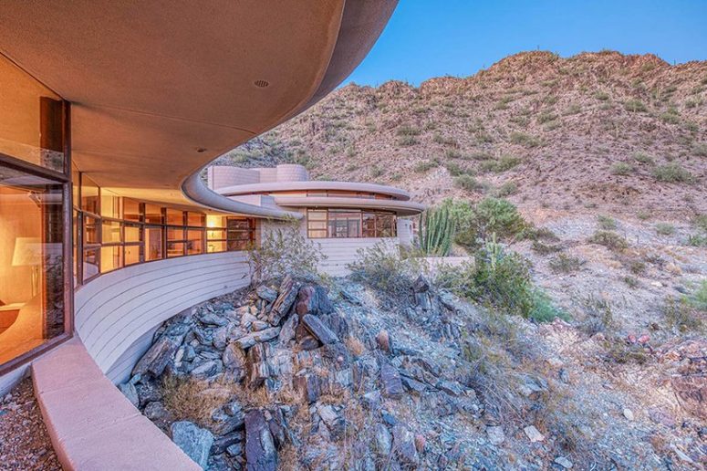 The house overlooks the canyon and glazed spaces give amazing views of the surroundings