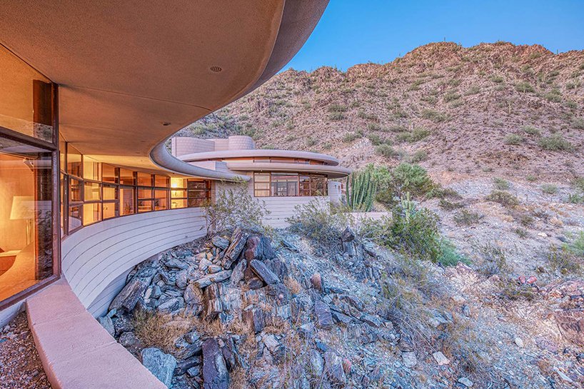 The house overlooks the canyon and glazed spaces give amazing views of the surroundings