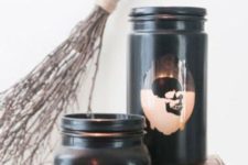 07 jars painted black with skull stencils on them are a nice Halloween-like idea to rock and will fit a modern party