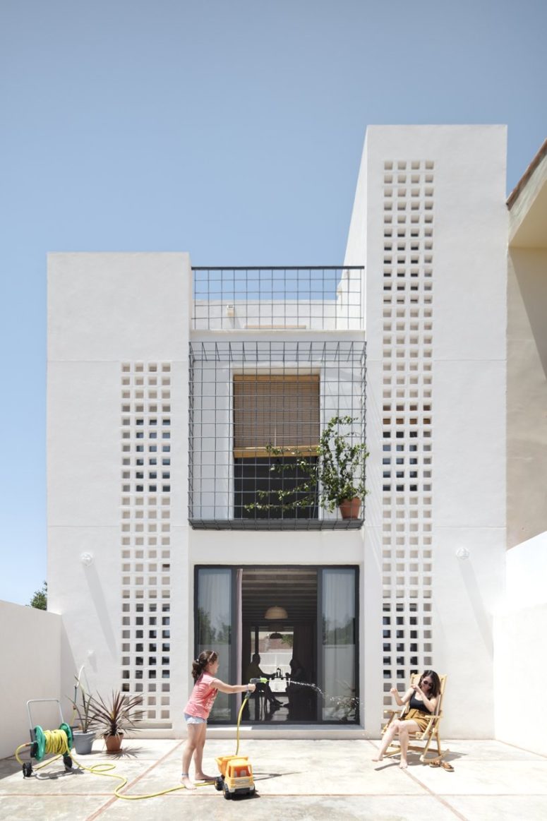 This contemporary home adopts the idea of a basilica plan to make the interior very flexible