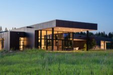 01 This contemporary house in Montana sits in beautiful natural surroundings and is at the confluence of two rivers