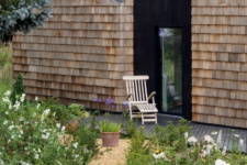 04 Such black wooden entances to the garden add a more modern touch to the house and a refined look