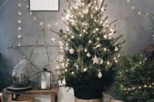 04 a Christmas tree with lights, white ornaments, baskets, a star garland and a star of twigs