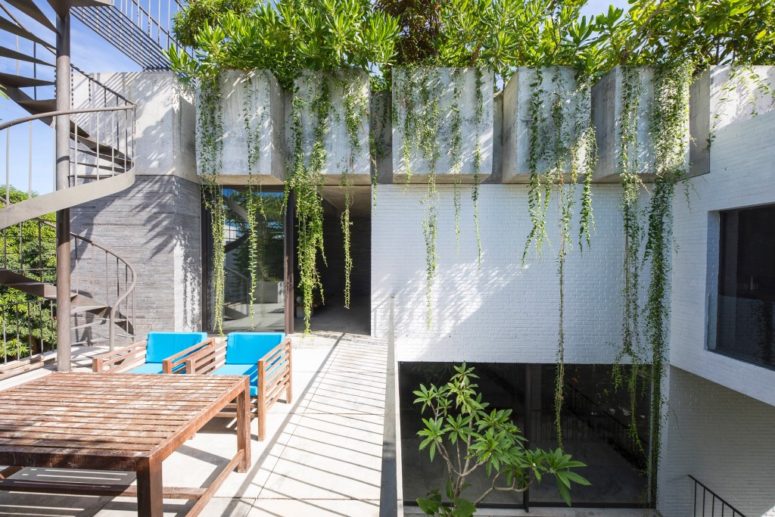 The house features maximal indoor-outdoor living and all the spaces are interconnected