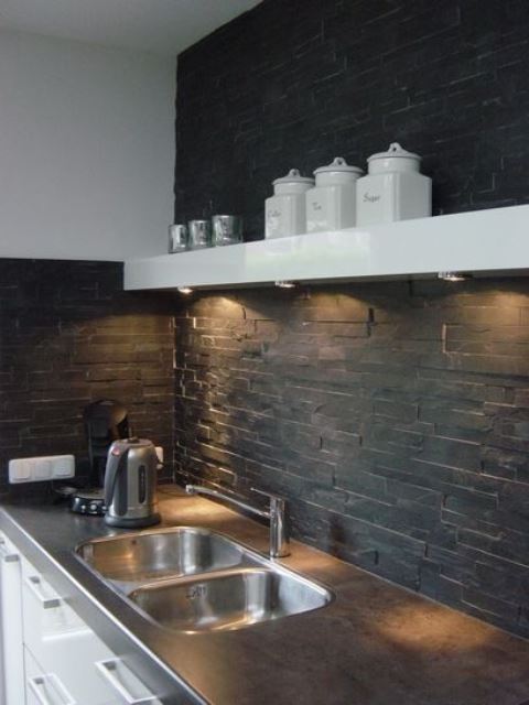 a black faux stone kitchen backsplash with addiitonal lights is a cool and stylish idea for a contemporary kitchen