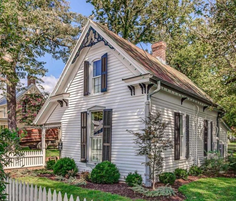 This little historic cottage was originally built in 1892 and now renovated but some charming touches were retained