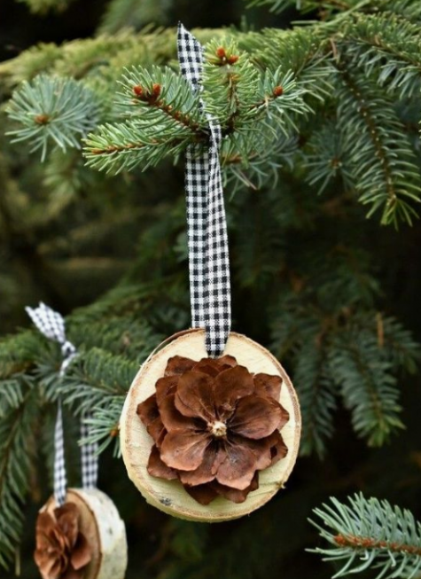 wood slice Christmas ornaments with pinecone flowers and plaid ribbons are very cute and all-natural