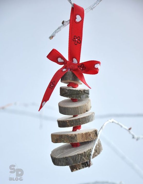 a cute wood slice Christmas tree ornament with red ribbons is easy to make in some minutes