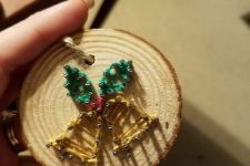 a tree slice Christmas ornament with string art, bells with leaves is a cute decoration you can DIY