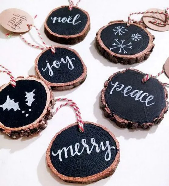 wood slice chalkboard Christmas ornaments with striped twine can be easily made for holiday decor
