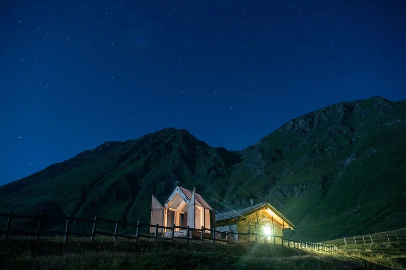 Sleep under the stars at any time and in any season with such a cool cabin