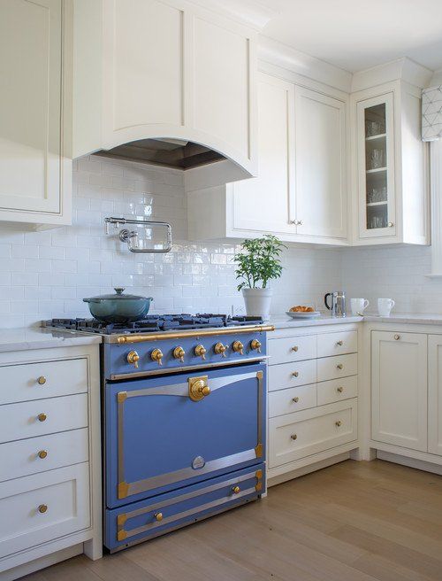 A blue vintage inspired cooker with shiny gold touches gives all the chic to the kitchen at once