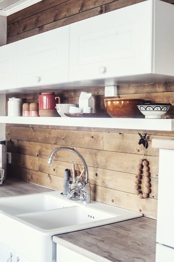boldly rock a wooden kitchen backsplash like here to add a cozy touch to the space