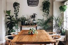22 a boho dining room refreshed with lots of greenery in hanging and usual pots is a very cool idea