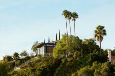 02 The house is built on a steep slope close to LA