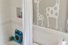 a neutral kids’ bathroom with giraffes on the wall, some colorful touches and all neutral everything