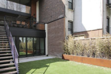10 There’s an outdoor space with a perfect lawn to enliven the exterior of the house