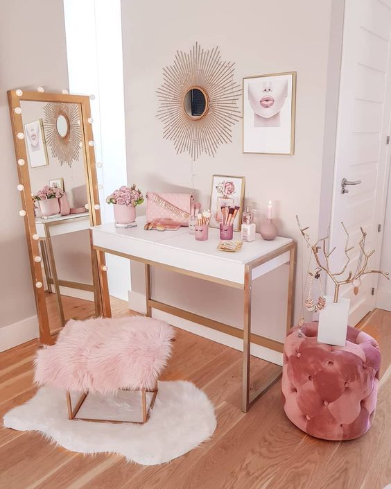 a small makeup nook done in the shades of pink - they soften the nook and make the space girlish at the same time