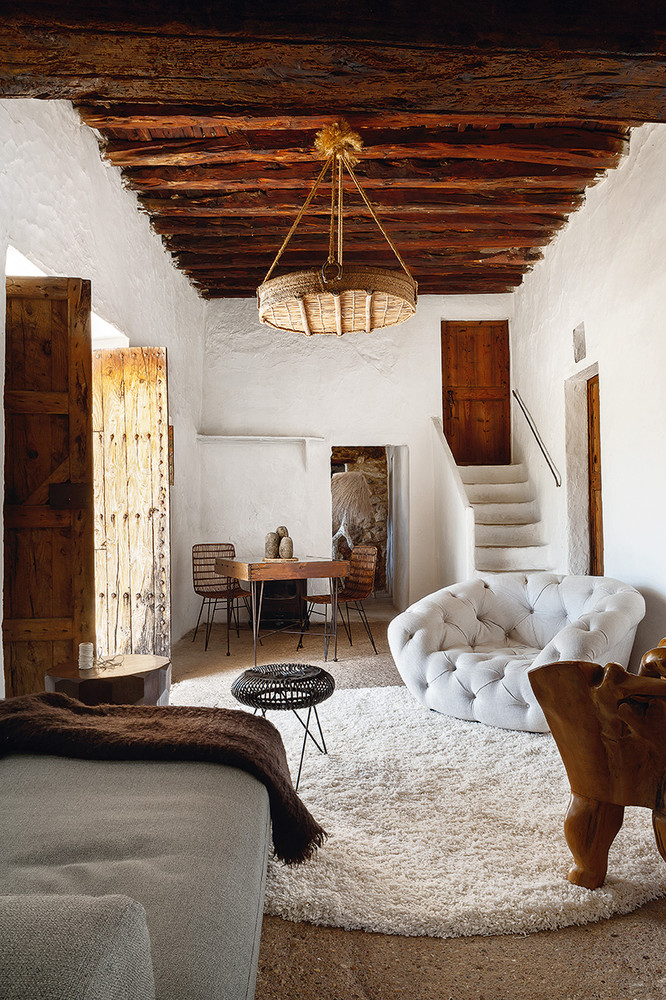 This beautiful primitive home is located in Ibiza, it's over 400 years and was bought as a holiday home by two New Yorkers