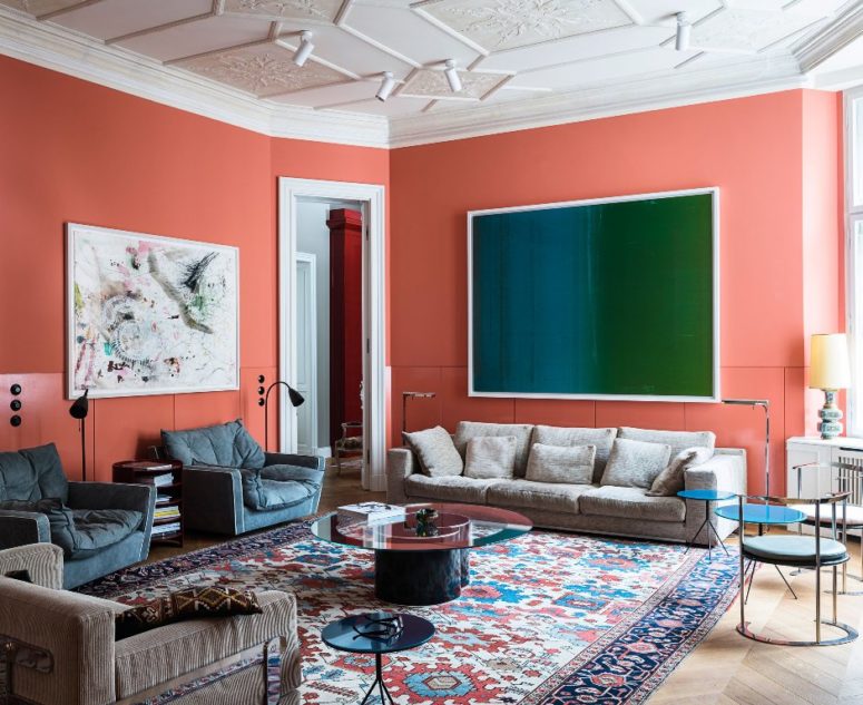 This eclectic apartment combines modernity and traditionalism, it's bright and statement like