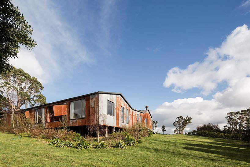 The house is situated on a rural Chilean island and is surrounded by nature and farms
